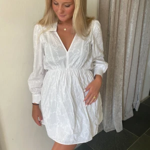 Vit klänning - Vit långärmad sommarklänning från Zara köpt för snart 2 år sedan. Aldrig använd, lappen är kvar. Säljer eftersom att den inte kommer till användning. Nypris 559kr. Använd gärna ”köp”. Passar även S/M. Skriv för mer info eller bilder.💕