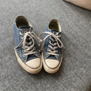 Marinblå Converse  - Ett par marinblå Converse i storlek 38. Dom är välanvända. 💗
