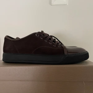 Lanvin cap toe  - Tjena! Säljer mina bruna lanvin cap toe. Dom är bruna men jag skulle säga att dom ser lite mer röd/lila ut i verkligheten! Dom är bra skick men tyvärr följer bara extra snören med! TAR HELST EMOT BYTEN❗️