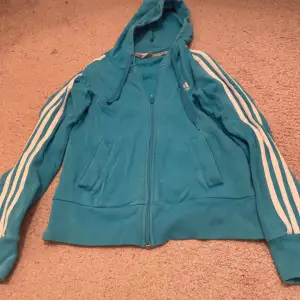 Adidas hoodie i storlek S, har några defekter så skriv privat för närmare bilder på dem💞💞 använd gärna köp nu 💕💕