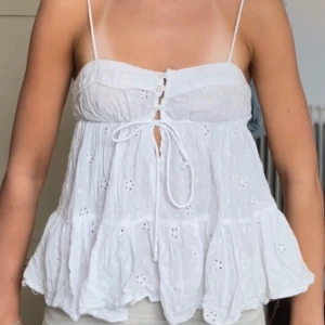 Zara linne  - Perfekt zara topp till sommaren! 🤍 bilderna är lånade, skriv till mig för mina egna eller om ni har frågor⭐️Priset går att diskutera! 