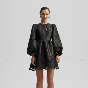 By Malina klänning i nyskick - Säljer min By Malina klänning som är i nyskick i srl L. Endast använd 1 gång och inga defekter💕 köpt för 4000 kr säljer nu för 2200 kr 