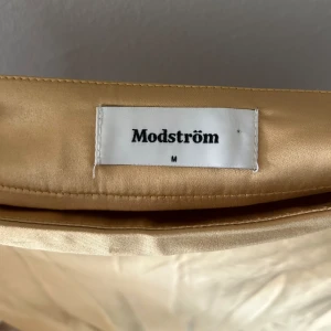 Guldig Sidenkjol  - Knappt använd kjol köpt på illum bolighus - Guldig - Otroligt mjuk