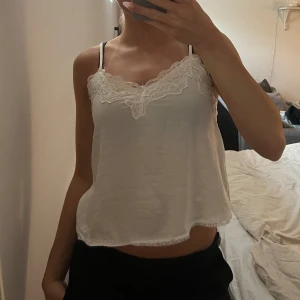 Spetslinne  - Spetslinne från stradivarius men köpt via plick. Passar till allt!!☺️☺️