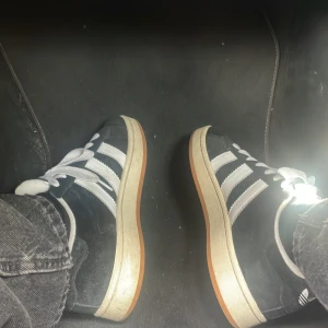 Adidas campus storlek 42 2/3 - Bra skick, använda cirka 2 månader och inte sönder någon stans. 