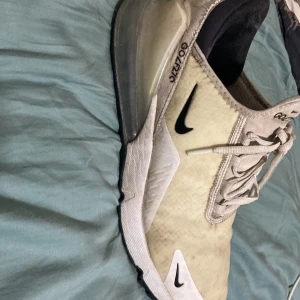 Nike 270 till salu - Har använt dom ganska mycket men dom är knappt creasade lite smutsiga men det går enkelt att tvätta bort dom är storlek 41 men passar även 40
