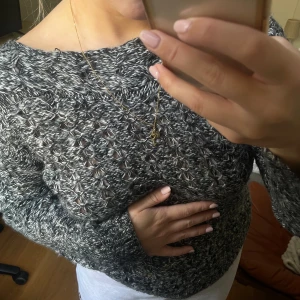 Stickad tröja  - En jäääättesnygg tröja som inte kommer till användning löngre i ett stickat halvt- genomskinligt mönster 🤍