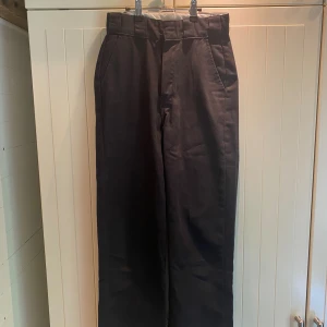 Chinos - Chinos från dickies i storlek W24. Använt skick. Knapp saknas på bakfickan. Nypris 500kr💗
