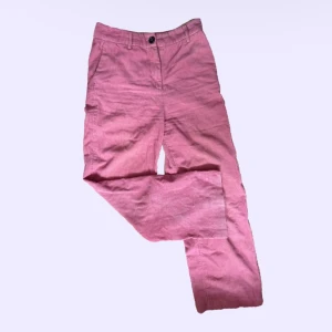 rosa manchesterbyxor 🎀🩷 - jättefina rosa manchesterbyxor köpta på monki för några år sedan. kommer tyvärr inte till användning längre🥲🎀