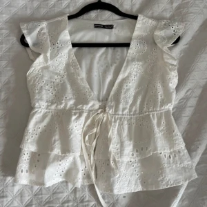 Söt topp - Super söt topp som passar perfekt till sommaren. Hör av dig om du undrar något ❤️