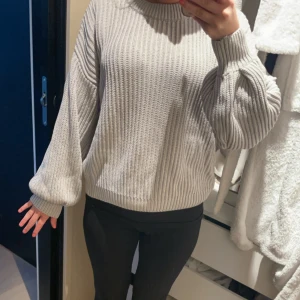 Stickad tröja - Säljer denna jättesköna stickade tröjan💞