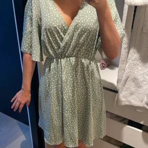 Klänning - Säljer denna sköna, tunna klänningen som är perfekt en varm sommardag