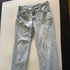 Gina perfekt jeans stl 38 - Ljusblå Gina perfect jeans stl 38. Rök- och djurfritt hem. Pris 60 kr.