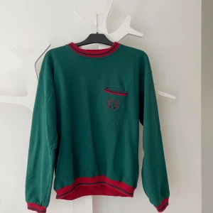 Mörkgrön sweatshirt - Köpt second hand så vet inte märke eller storlek men skulle chans på storlek M