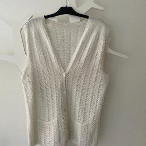 Vit stickad väst - Säljer den här vit stickade västen. Den är köpt second hand och det finns tyvärr ingen storlek på den men skulle chansa på storlek M 