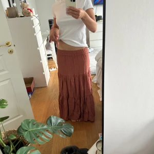 Flowy maxi kjol - Säljer denna söta långkjol! Sparsamt använd utan defekter😇