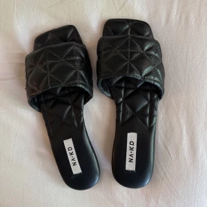 Sandaler - Säljer dessa sandaler från NAKD i skinnimitation. Använda 2 gånger, så i superbra skick. Köpta för ca 499kr säljer för 150kr🩷 köp via ”köp nu”🩷 