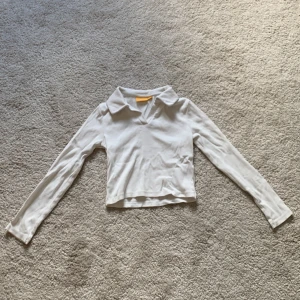 Jättecool tröja med krage för de yngre - Jag säljer denna jättesnygga tröja med krage som passar ett barn med storleken ungefär 134-140 men kan också passa 128.