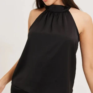 Halterneck topp - Halterneck topp i nästintill nytt skick. Använd en gång! Från märket JDY, köpt på jeansbolaget. 