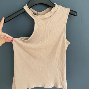 Off shoulder topp - Beigt linne med off shoulder detalj. Sitter fint på och passar perfekt till sommaren!