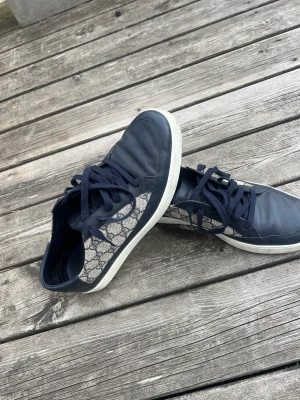 Gucci skor - Säljer nu mina Gucci skor i bra skick dom är i storlek 45. Boxen medföljer 