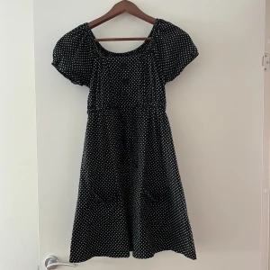 Söt klänning! - Så fin och smickrande! Köpt second hand men toppen skick ❤️