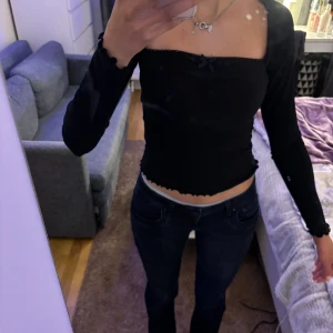 Svart långarmad topp - Svart Gina tröja  Använd 2 gånger  Fint skick Nypris 300kr