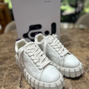 Eytys skor  - Säljer mina Eytys modell ”odessa” i nyskick, storlek 39. Använda cirka 3-4 gånger. Inga skråmor eller skador, säljer för att de är för stora. Ordinariepris 2100kr Hör av er om ni har fler frågor💞