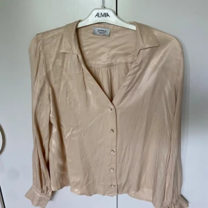 Champagnefärgadsidenblus - Superfin och elegant sidenblus, skjorta, i en blandning av crèmefärg, beige och guld. Använd EN gång!🌟 Se sista bilden för lite slitning mellan två knappar, dock endast det stället!