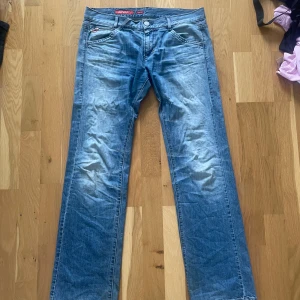 Lågmidjade miss sixty jeans - Säljer dessa lågmidjade miss sixty jeans i jätte bra skick eftersom de är för stora för mig. De är också ganska raka i benen men de är fortfarande lite utsvängda.  Fråga gärna om du undrar något!❤️