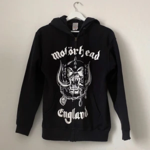 Dödskalle hoodie med dragkedja - Köpt på emo/punk butiken shock i Göteborg 