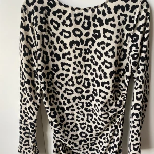 Klänning  - Lite längre klänning i leopard mönster, Fint skick. 