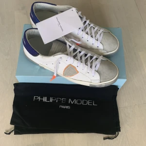 Philippe model skor - Tjena! Säljer ett par Philippe model i storlek 43 pga att jag klicka hem fel storlek. Nypris ca 4200. Skick 9/10 (säljer åt min brorsa) pris kan diskuteras vid snabb affär!