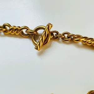 Guldfärgad halskedja  - Snygg guldfärgad halskedja med fina detaljer  Ca 46 cm Okänd metall 