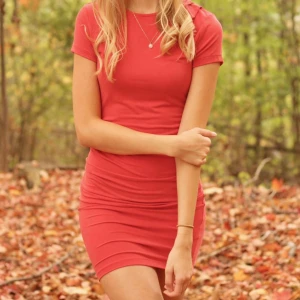 Röd tygklänning - Tygklänning från Bikbok i mycket bra skick!