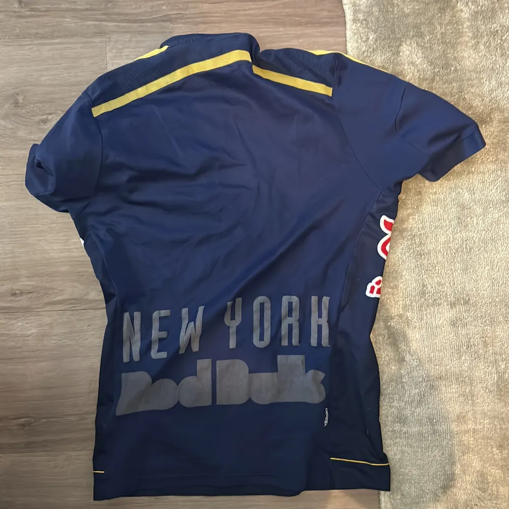 Välanvänd fotbollströja köpt i New York. Passar Stl. S. Nypris ca. 800kr. Sportswear.