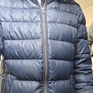 Tommy hilfiger jacket - Säljer denna jacka från tommy hilfiger har haft den i ungefär 6 månader. Perfekt skick. 