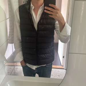 Väst  - Säljer nu min jättesnygga o eftertraktade uniqlo väst i storlek M, passar även S. 10/10 skick. Perfekt inför hösten. Säljer för 400:)