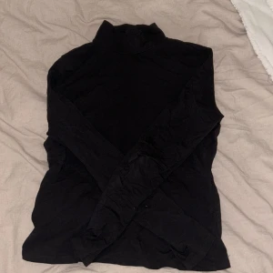 Tröja med hög hals - Mycket bra skick, från monki och i storlek M men passar S
