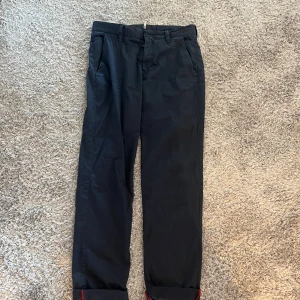 Moncler chinos strl 46 - Ett par moncler chinos som är bra nu till sommaren och fina tillställningar! Det är storlek 46 vilket motsvarar S/M. Nypriset ligger runt 4500kr och mitt pris är 1000kr men priset är inte hugget i sten så hör av er vid intresse och frågor.