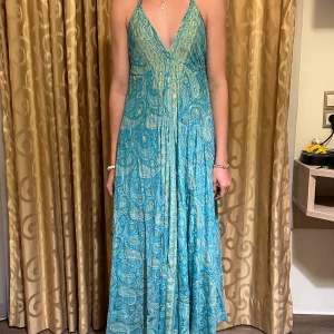 Klänning - Säljer denna så fina långklänning som är superpopulär och så snygg😍Den är one size och är justerbar. Passar mig som brukar ha S och är 176 men funkar fint med andra storlekar med. Endast testad🩷🙌🏼😍