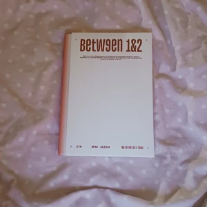 Twice 'Between 1&2' album Complete VER.  - Twice 'Between 1&2' album Complete VER.  Allt som visas i andra bilden ingår. :) Skriv gärna om du har någon fråga!!  Accepterar inte returer‼️🚫   Fraktar inom hela EU! Twice Nayeon Jeongyeon Momo Sana Jihyo Mina Dahyun Chaeyoung Tzuyu kpop album