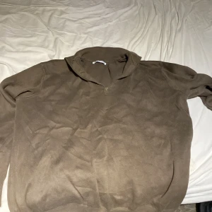 Zara zipper  - Jag säljer tröjan för jag har växt ut stilen men folk som försöker klä sig med skjorta och annat borde verkligen kolla in den här. Den är i Medium och har en väldigt fin grön färg hör av er om ni är intresserade nypris 600kr 