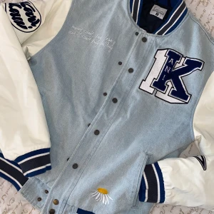 Karl Kani varsity/college jacka - Bekväm collegejacka från Karl Kani, perfekt för vår höst och vinter!  Säljer då den tyvärr är för stor för mig! Inget slitage, orgpris ca 1600kr