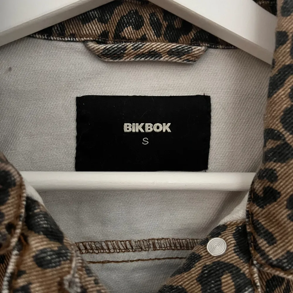 Jeans jacka i leopardmönster från bikbok. Jätte fin och trendig. Jackor.