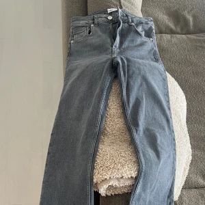 Raka jeans med slit  - Aldrig använd, raka i modellen och slit nere vid foten 