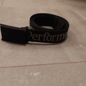 Peak Performance bälte  - Ett riktigt fint bälte från Peak Performance. Bältet är nästan aldrig använt. Sick skulle jag säga är 9/10. Skriv om du har några funderingar eller frågor. Pris kan diskuteras vid snabb affär.