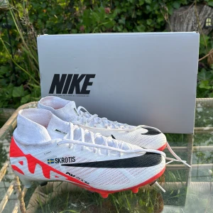 Nike Air Zoom Mercurial Superfly Elite 9  - Röd/Vit/Svart - Hyfsat bra skick 8/10, använt 2 gånger. skorna är till för naturgräs. Säljer för att jag bara tränar på konstgräs. Storlek 38 och en halv.  Ny pris 3499 mitt pris 2600, pris kan diskuteras. Köpare står för frakt