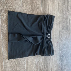 Fin svart tubtopp💞 - Jag säljer en superfin svart tubtopp som är köpt från SHEIN och är i storleken XS. Denna har bara använts 1 gång