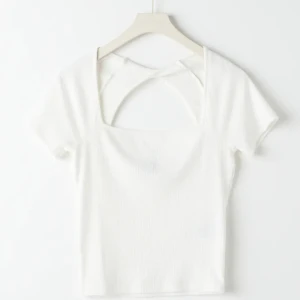 Öppenryggad Topp - Vit kortärmad från Gina Tricot, med en fin liten öppning i ryggen🤍Tröjan har samt en djup urringning och ribbat material<3 Toppen är som ny och kommer ej med några defekter⭐️ Kramar om midjan och slutat nedanför naveln💘Orginalpris ca.300💞